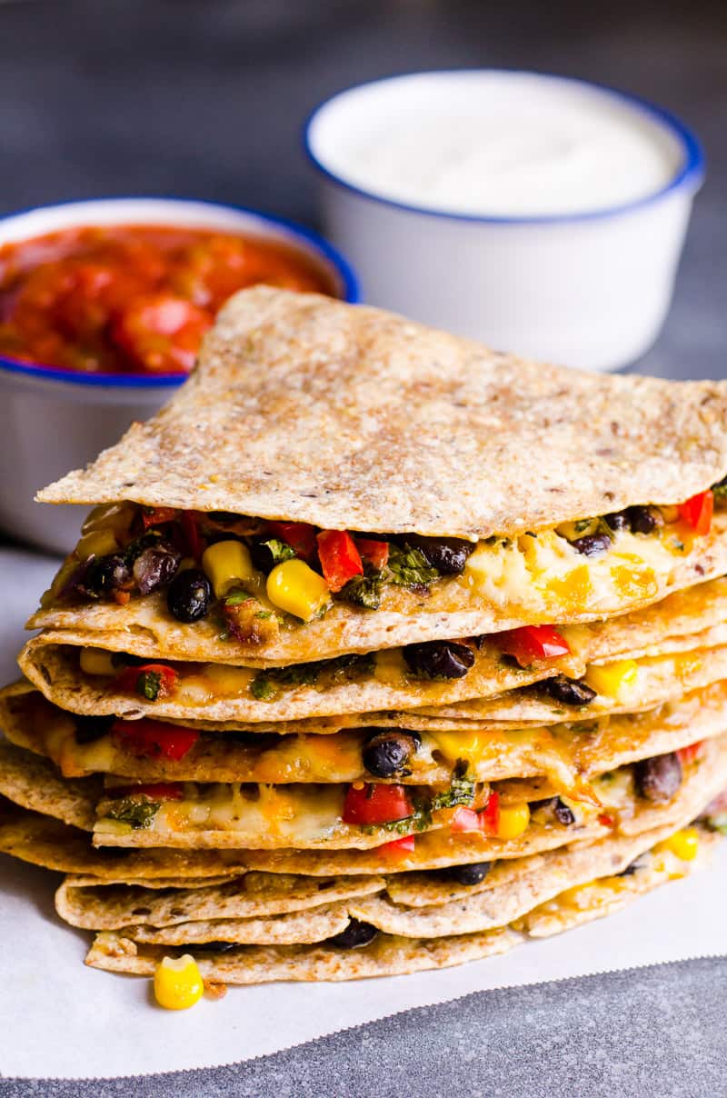 Receita de quesadilla vegetariana saudável e muito fácil, com feijão preto, legumes e uma quantidade moderada de queijo dentro de uma tortilla de trigo integral assada. Ou torne-se uma refeição congelada para noites agitadas.