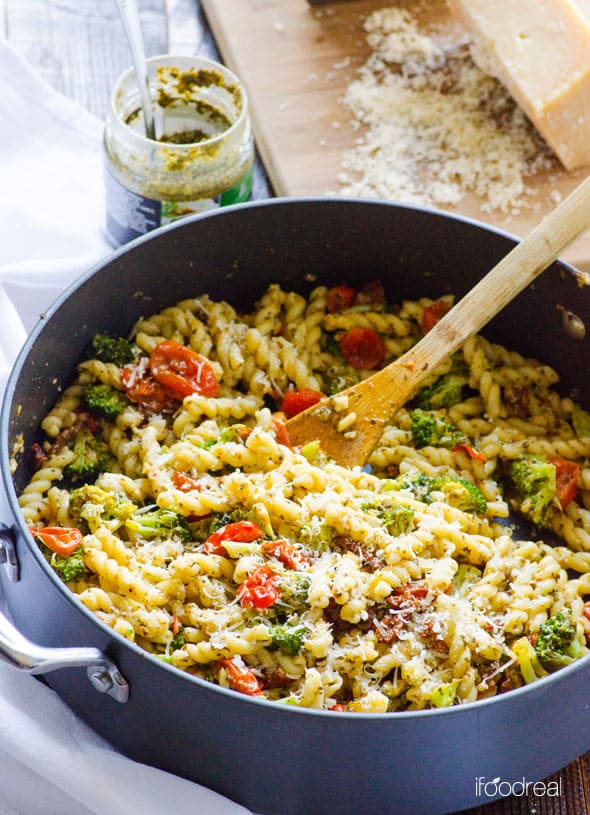 Healthy Pasta é uma frigideira fácil de 30 minutos de macarrão com pesto, tomate, brócolis e queijo parmesão. Siga as instruções em vídeo simples e faça um jantar saboroso, mesmo que você não saiba cozinhar.