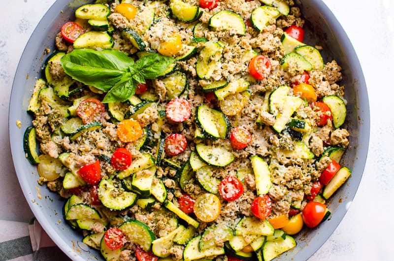 Esta panela de abobrinha de 30 minutos com pesto e peru da Healthy Healthy Turkey é uma receita deliciosa para um pote de baixo carboidrato que se tornará o favorito da sua família.
