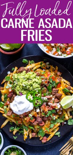 As melhores batatas fritas de Carne Asada são cobertas com queijo cheddar, bife temperado mexicano, pico de gallo, guacamole caseiro, jalapeños e creme de leite; Eles são a melhor refeição de fim de semana e são relativamente saudáveis! #carneasadafries #loadedfries