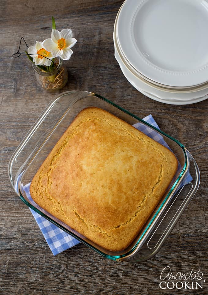 Poderia finalmente ser o vencedor? Estive procurando uma receita de pão de milho doce que tenha um sabor semelhante, se não melhor, do que a mistura de pão de milho comprada na loja Jiffy. 