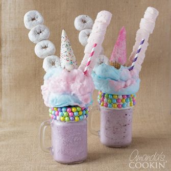 Anormal do unicórnio agita !! Freakshakes são a moda agora e os unicórnios, então decidimos combinar os dois!