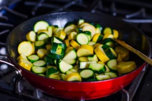 Cozinhar fatias de abobrinha em uma panela