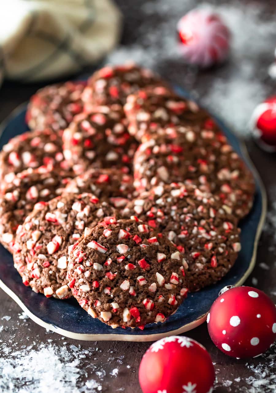 galletas de chocolate arrugado de menta dispuestas en un plato para servir