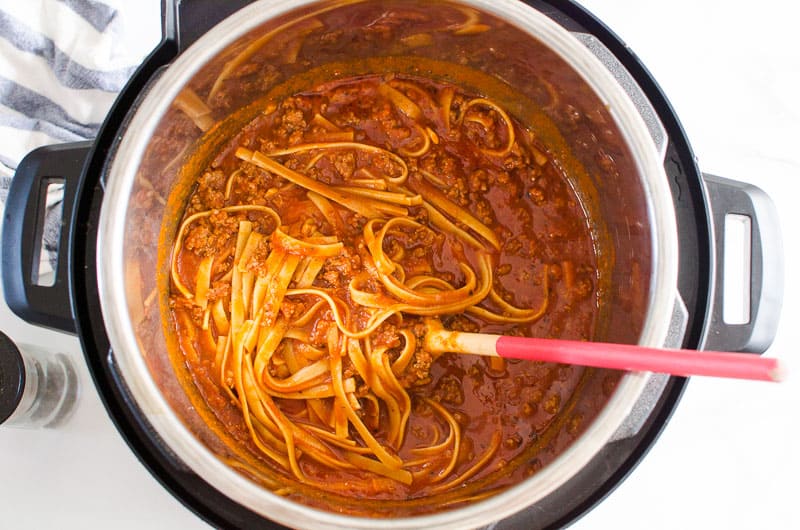 Molho de espaguete e carne instantaneamente com uma colher