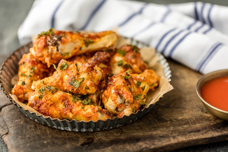 plato de alas al horno junto a un tazón de salsa