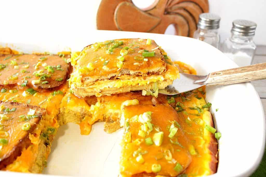 Uma caçarola cheia de ovo caçarola de café da manhã.