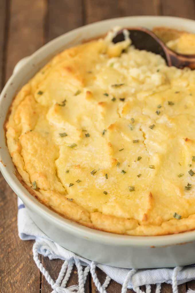 ¡Make Ahead Mashed Potatoes son las mejores papas a la crema para su mesa festiva! ¡Haga que las vacaciones sean fáciles con esta RECETA DE PATATAS MASHED! Esta cazuela de puré de papa cremosa y soñadora es TAN SENCILLA para que no tengas que quedarte atrapado en la cocina este Día de Acción de Gracias. Prepara la receta de puré de papas