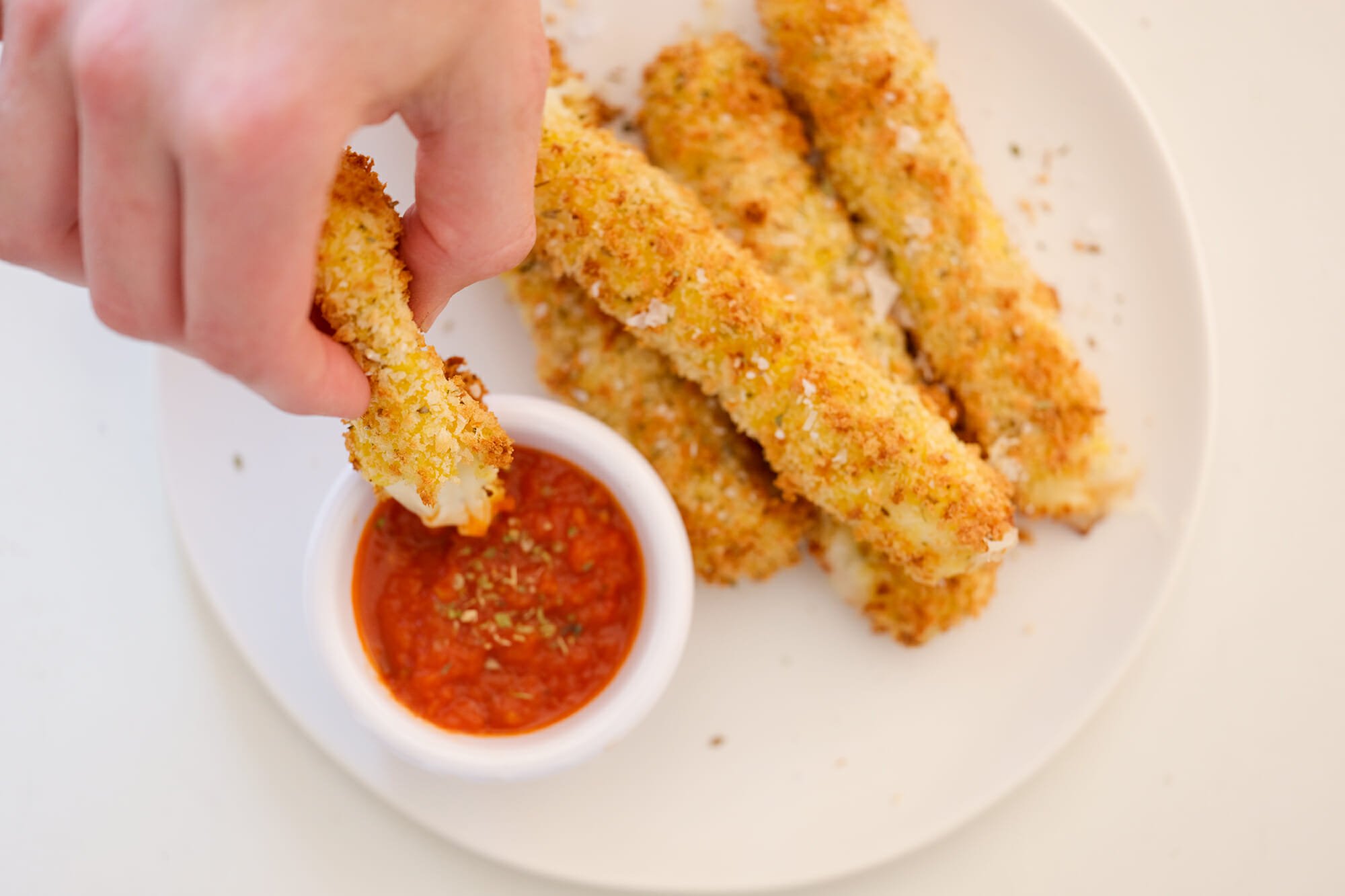 Como cozinhar palitos de mussarela em uma fritadeira