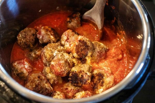 Coloque as bolas de linguiça dourada no fogão lento