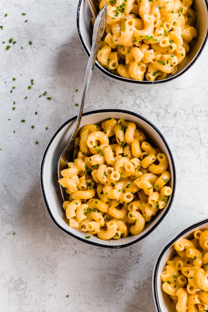 Easy one pot mac y queso en tazones blancos