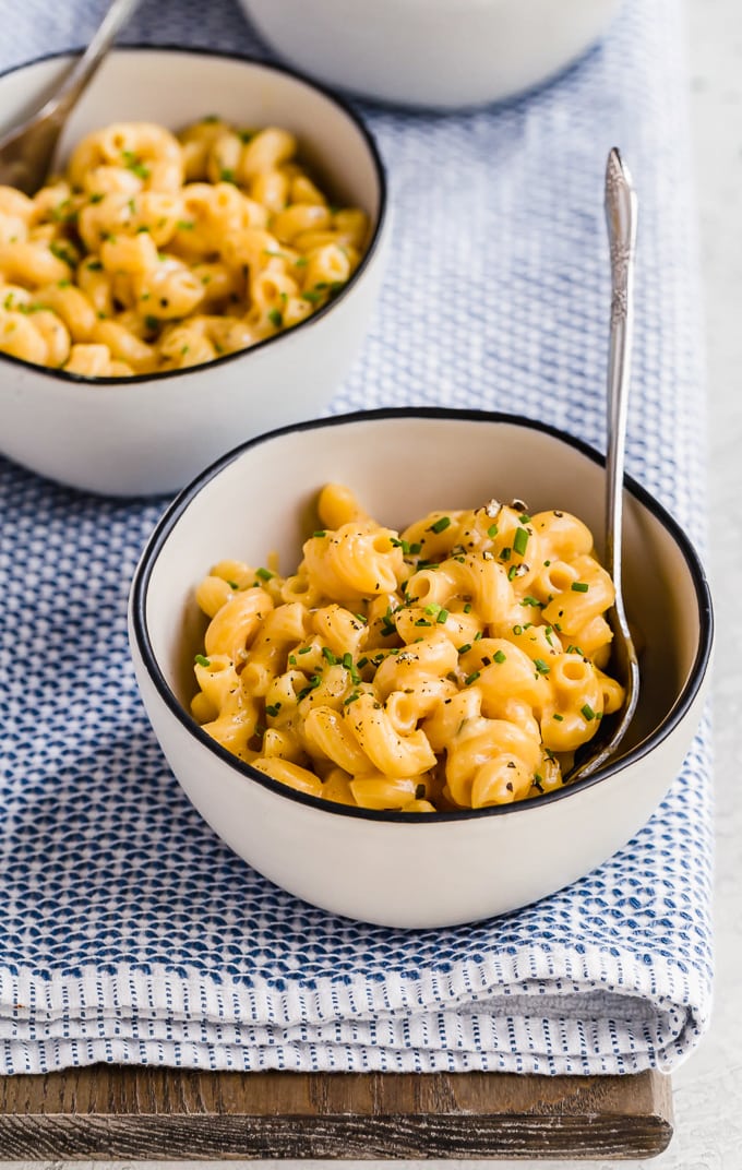Dos tazones de macarrones con queso con tenedores
