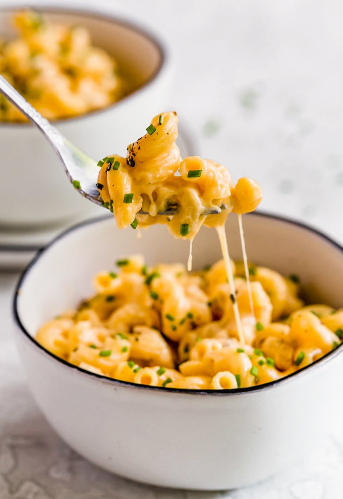 Un plato de la mejor receta de macarrones con queso.