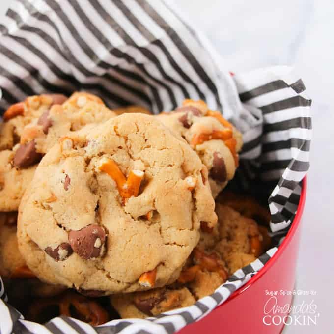 Estes biscoitos de chocolate pretzel combinam salgados e doces em um presente maravilhoso para os amantes de biscoitos! Os amantes de chocolate e pretzel se unem!