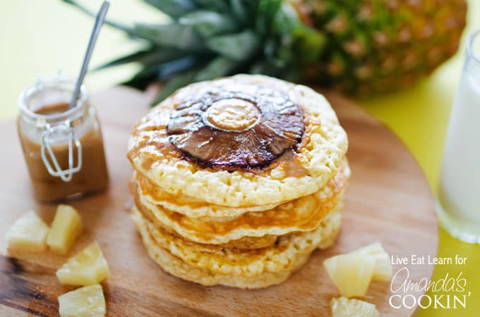 Estas panquecas caseiras de abacaxi lembram o bolo de abacaxi invertido porque o abacaxi caramelizado chama você do centro!