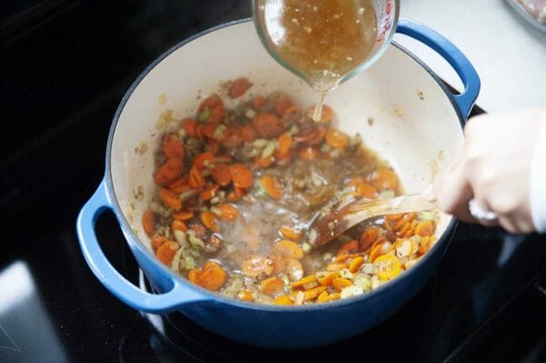 O caldo é usado para deslumbrar o fundo da panela com legumes.