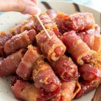 Pequeno bacon defumado embrulhado