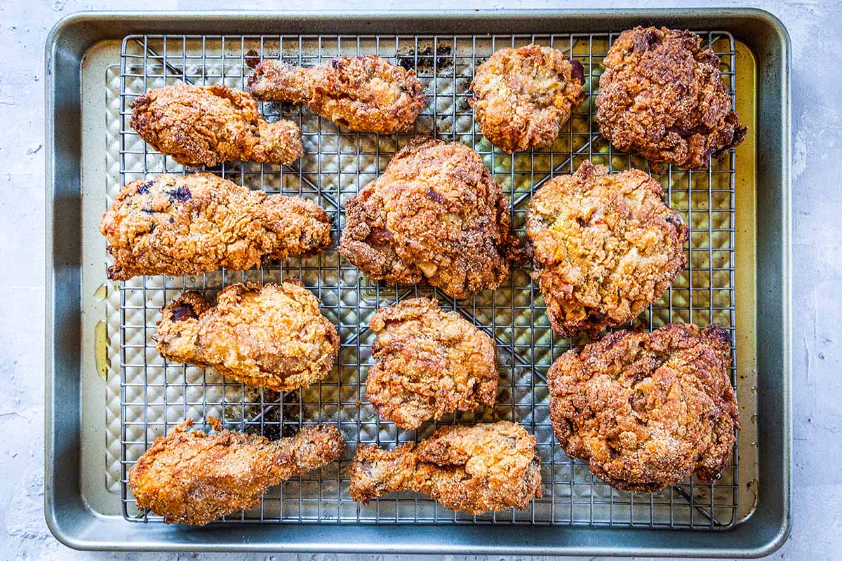 O chá doce de frango frito transfere o frango frito para a assadeira