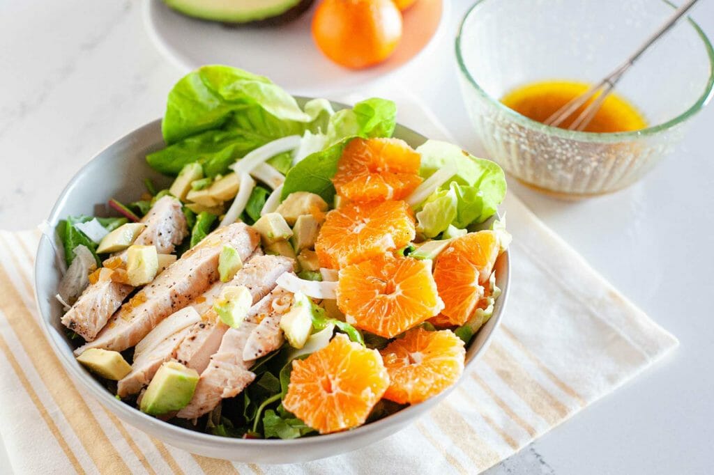 Salada de frango picada com tangerinas e abacate