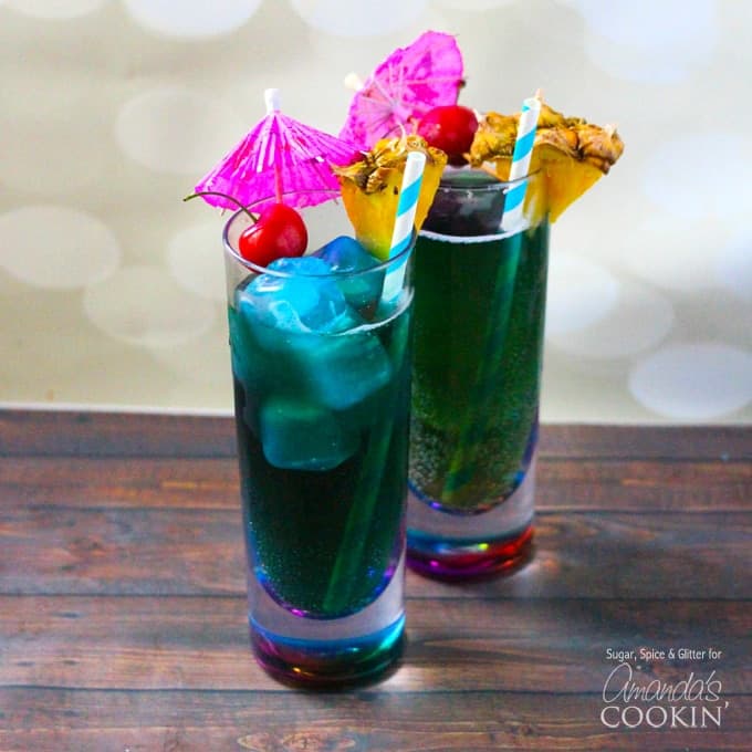 As bebidas azuis são populares, e este coquetel Blue Mermaid é divertido, mesmo que apenas pelo nome! Aproveite esta receita de bebida mista azul neste verão.