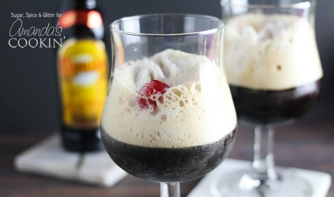 Este delicioso Kahlua Frappuccino é a bebida fria perfeita para o verão. Se você gosta de frappuccinos em geral e adora Kahlua, experimente este coquetel!