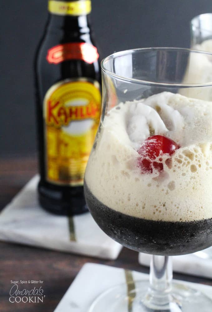 Este delicioso Kahlua Frappuccino é a bebida fria perfeita para o verão. Se você gosta de frappuccinos em geral e adora Kahlua, experimente este coquetel!