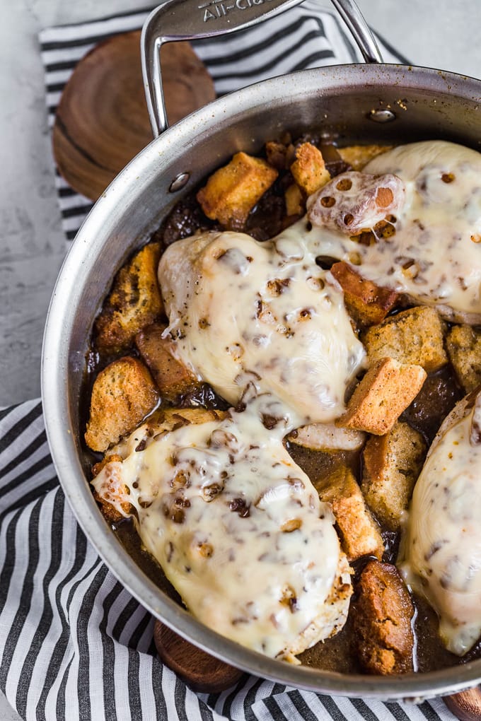 Pollo, sopa de cebolla francesa y picatostes en una sartén