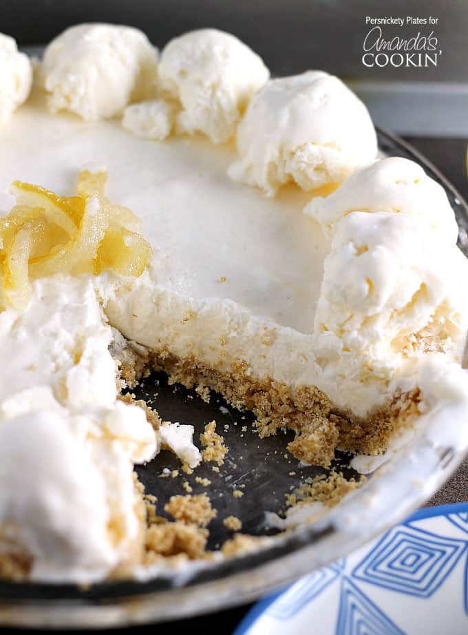Esta torta de limonada congelada é a sobremesa não cozida perfeita para o verão. Se você gosta de sobremesas com limonada, tente este refrescante bolo de limonada!