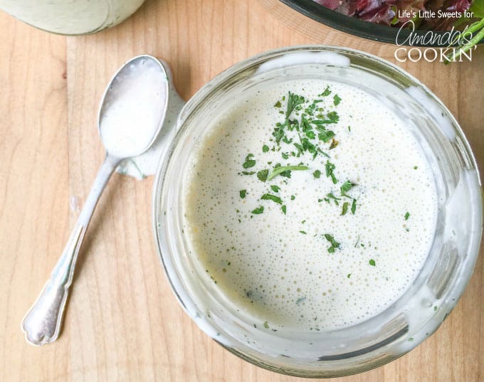 Experimente esta deliciosa receita de molho de leitelho em casa, em vez de comprar outra garrafa. Este molho caseiro é cremoso, delicioso e fresco!