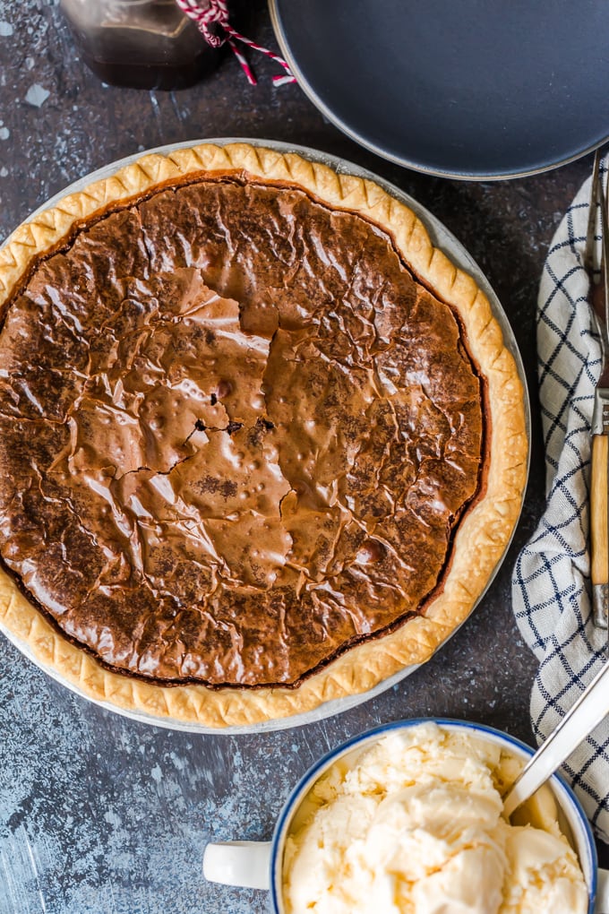 Brownie Pie es un rico postre de chocolate que es casi demasiado bueno para ser verdad. Una receta casera de brownie de chocolate horneado directamente en una masa de pastel te da dos postres en uno. Fudge Brownie Receta horneada en una masa de pastel