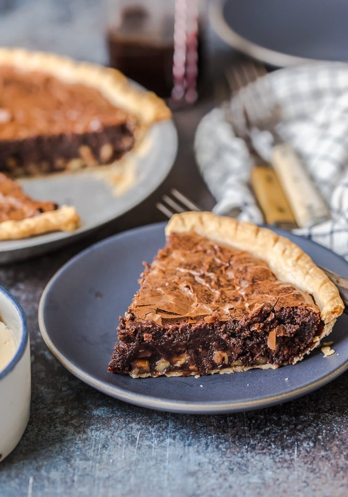 Brownie Pie es un rico postre de chocolate que es casi demasiado bueno para ser verdad. Una receta casera de brownie de chocolate horneado directamente en una masa de pastel te da dos postres en uno. Una rebanada de pastel de brownie de chocolate en un plato