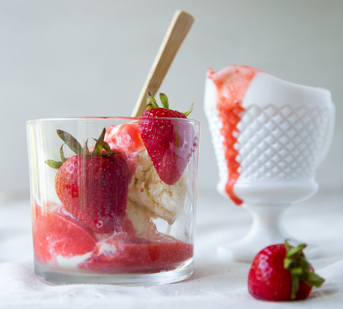 Sundaes de coentro de morango | dessertfortwo.com