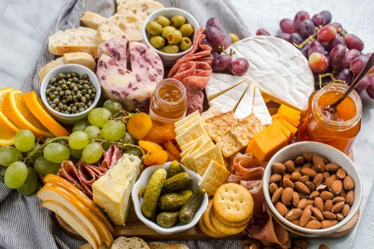 Como fazer a mesa de delicatessen perfeita EASY carregada com queijo, carne, biscoitos e outros ingredientes. Tábua de queijos carregada de carnes, queijo, frutas, nozes e biscoitos.