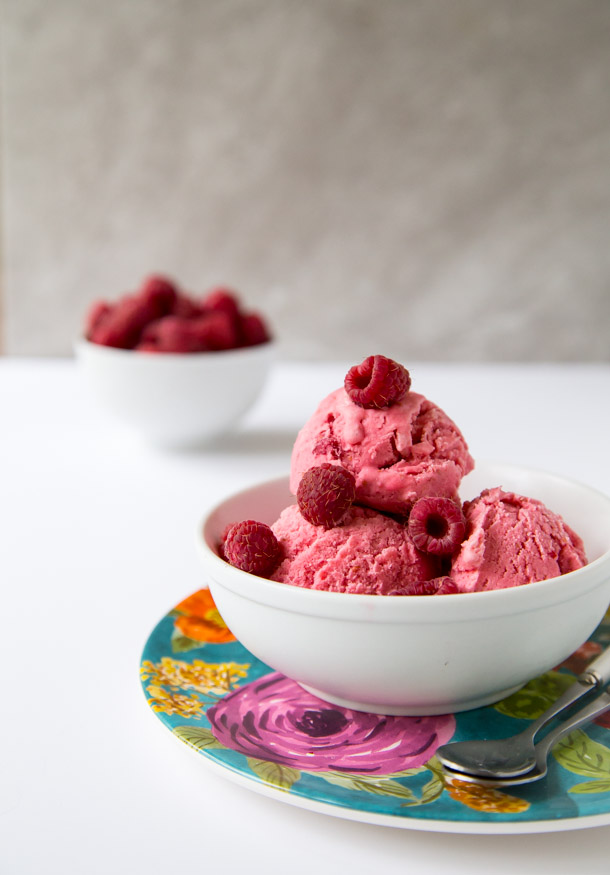  Sundaes de framboesa rosa | dessertfortwo.com 