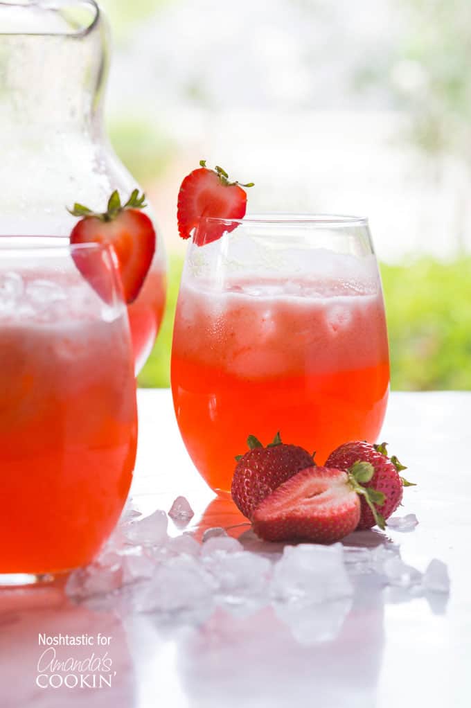 Realmente não há uma época melhor do ano para tornar fácil uma jarra de limonada gelada de morango que o verão! Perfeito para festas e churrascos!