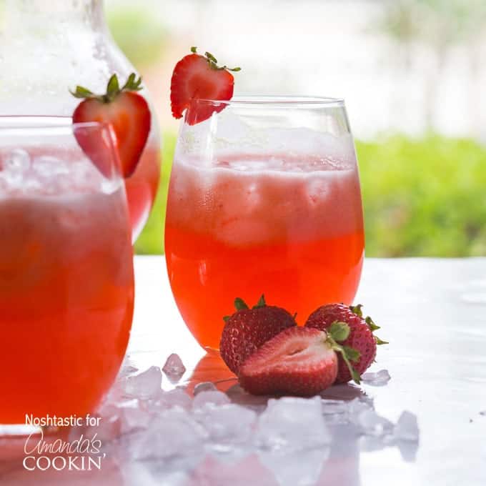 Realmente não há uma época melhor do ano para tornar fácil uma jarra de limonada gelada de morango que o verão! Perfeito para festas e churrascos!