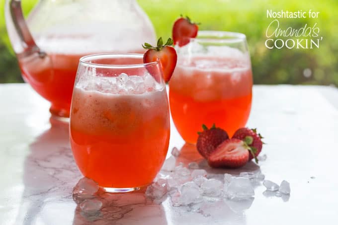 Realmente não há uma época melhor do ano para tornar fácil uma jarra de limonada gelada de morango que o verão! Perfeito para festas e churrascos!