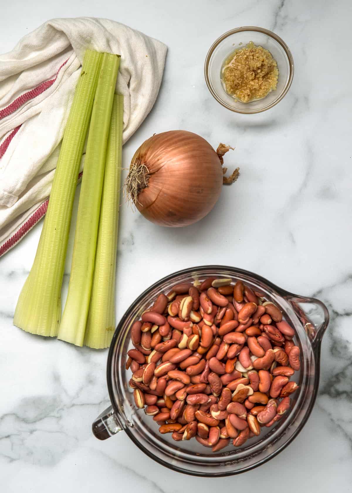preparação de ingredientes tiro para o feijão e arroz vermelho do sul
