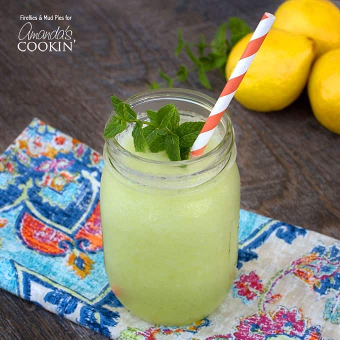 Ninguém, nem mesmo crianças, consegue resistir a essa doce melada de limão. É uma bebida refrescante para o verão e perfeita para se refrescar. Ninguém, nem mesmo crianças, consegue resistir a essa doce melada de limão. É uma bebida refrescante para o verão e perfeita para se refrescar.