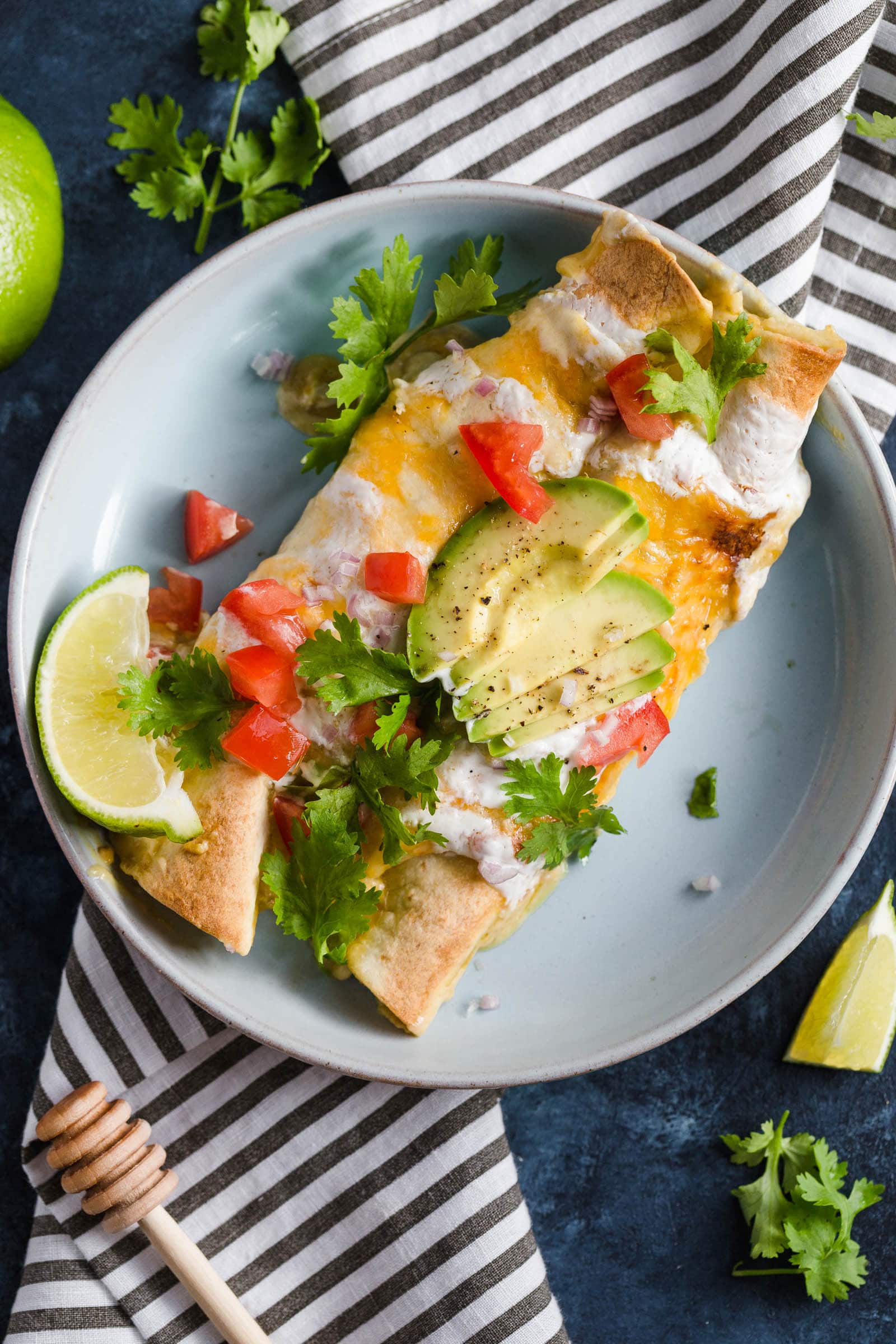 Enchiladas de pollo con miel y lima en un plato