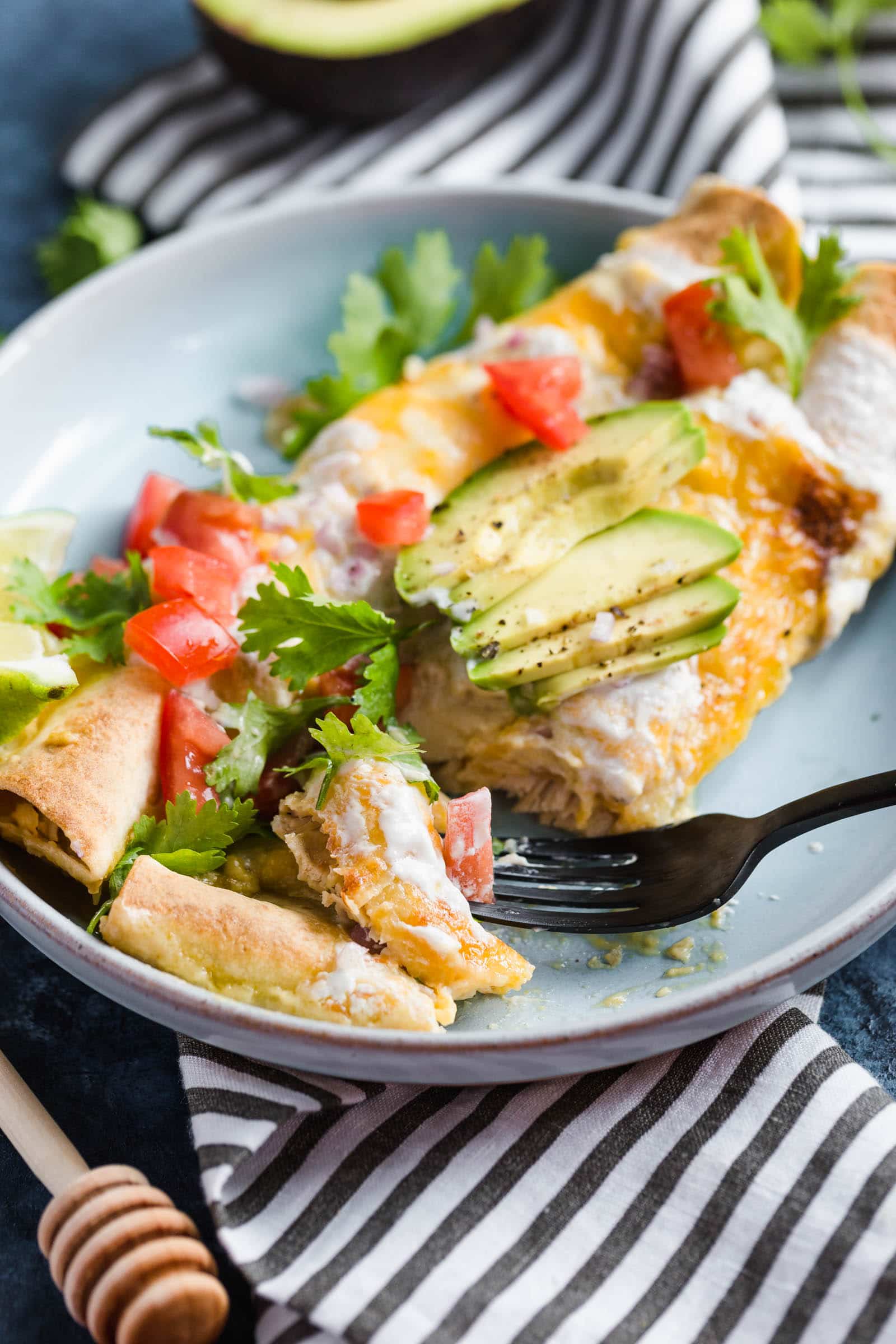 Un plato de enchiladas con queso y crema agria