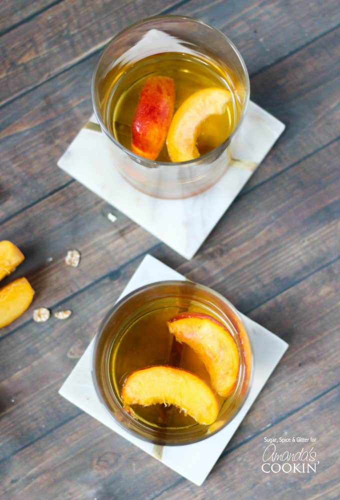 Esta receita de coquetel de torta de pêssego traz verão o ano todo. Com uma pitada de canela, esta bebida adulta é uma reminiscência da torta de pêssego perfeita.