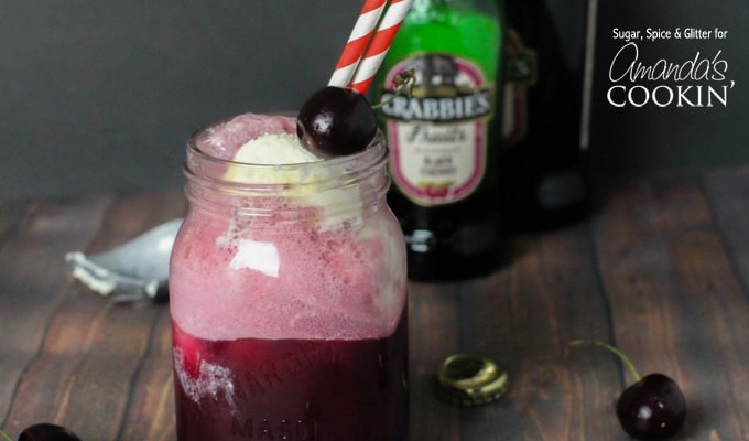 Se você gosta de uma boa bóia de cereja preta, vai adorar esses coquetéis de cereja preta, feitos apenas para adultos. Perfeito em um dia quente de verão.