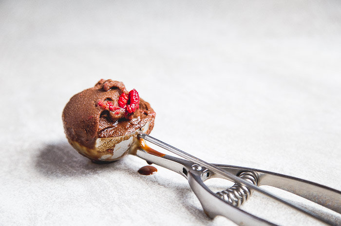 Sorvete de Framboesa com Chocolate @dessertfortwo
