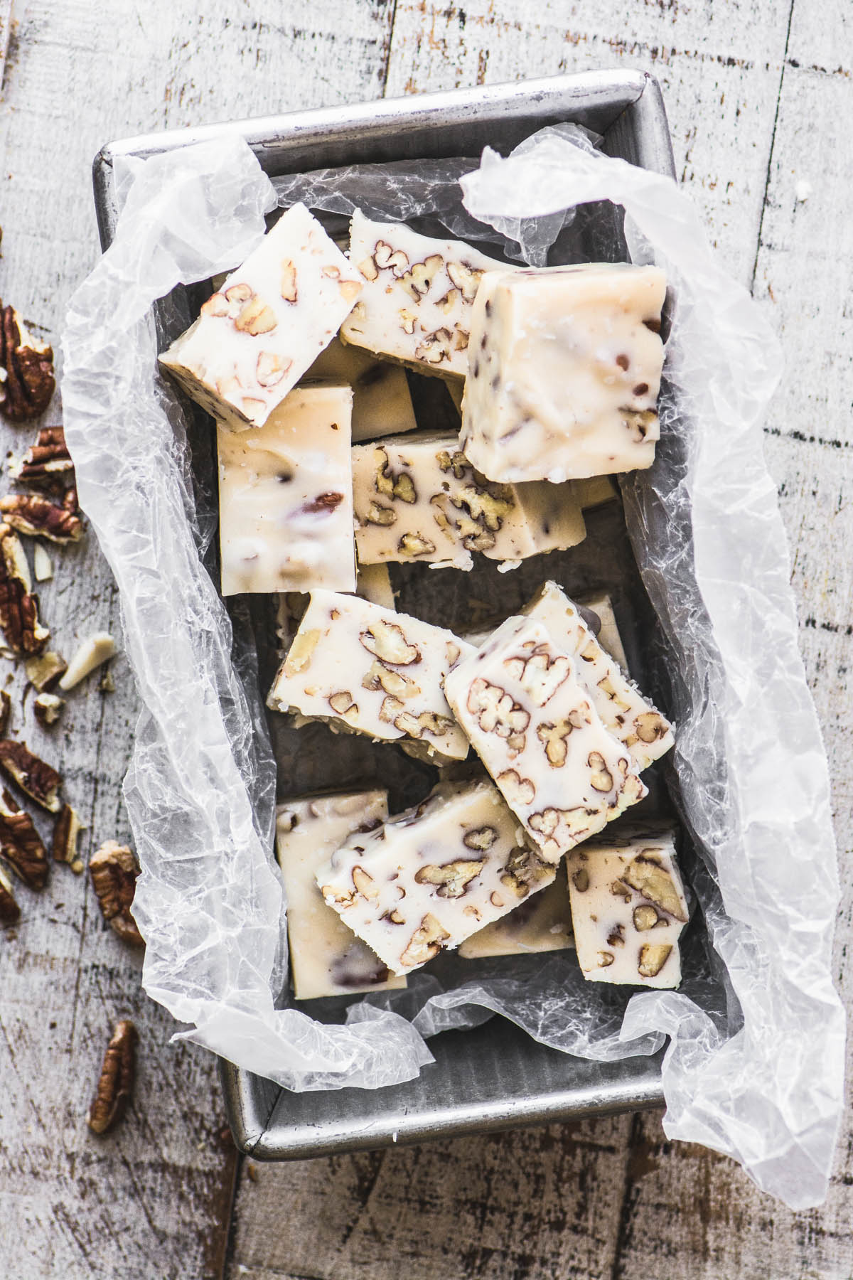 Fudge de noz de leitelho empilhado em um pedaço de pão