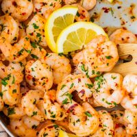 Esta receita de camarão com manteiga de limão e alho é fácil de fazer e com a quantidade certa de tempero. Coma esses camarões no alho como aperitivo, prato principal ou use-os em tacos ou saladas.