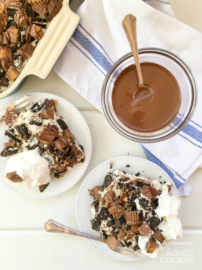 O Cheesecake de Oreo no Bake com manteiga de amendoim combina o cheesecake com biscoitos Oreo e os copos de manteiga de amendoim de Reese para criar uma sobremesa decadente.