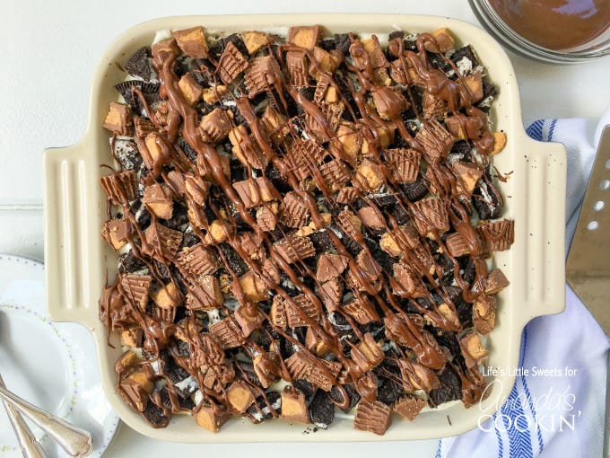 O Cheesecake de Oreo no Bake com manteiga de amendoim combina o cheesecake com biscoitos Oreo e os copos de manteiga de amendoim de Reese para criar uma sobremesa decadente.