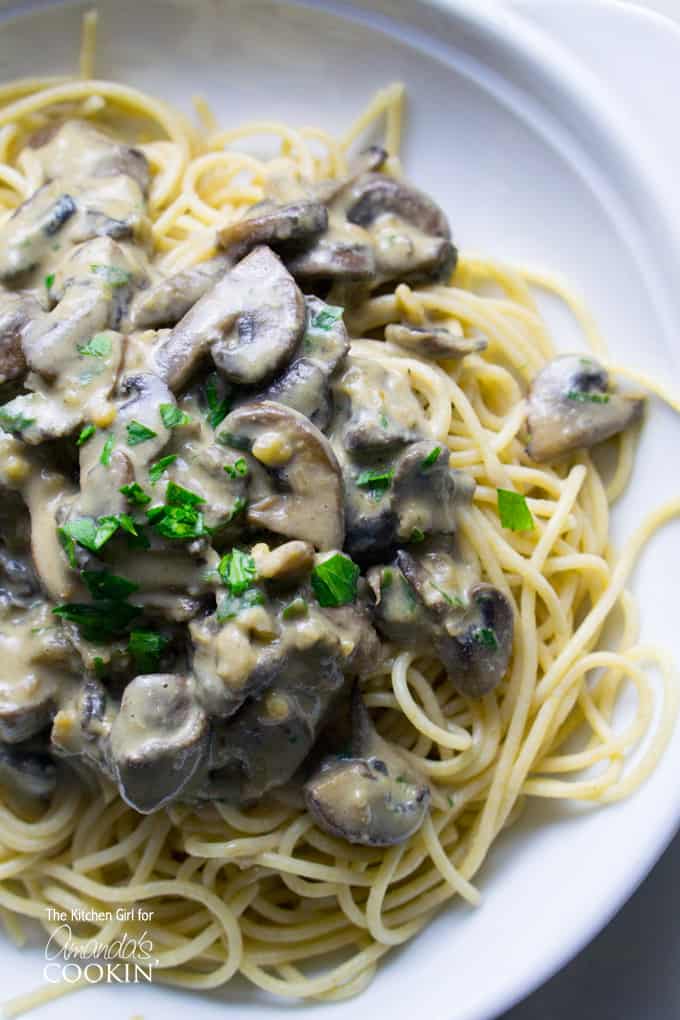 Esta receita de frigideira de estrogonofe de cogumelos tem um molho rico e cremoso para macarrão ou arroz. Este estrogonofe é vegetariano e tão bom que você não perderá a carne. 