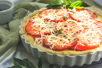 Miniatura de tarta de tomate en sartén tarta blanca